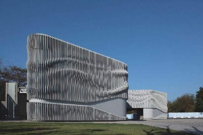 蚌埠浅谈现代建筑采用网架结构安装的主要优势和应用